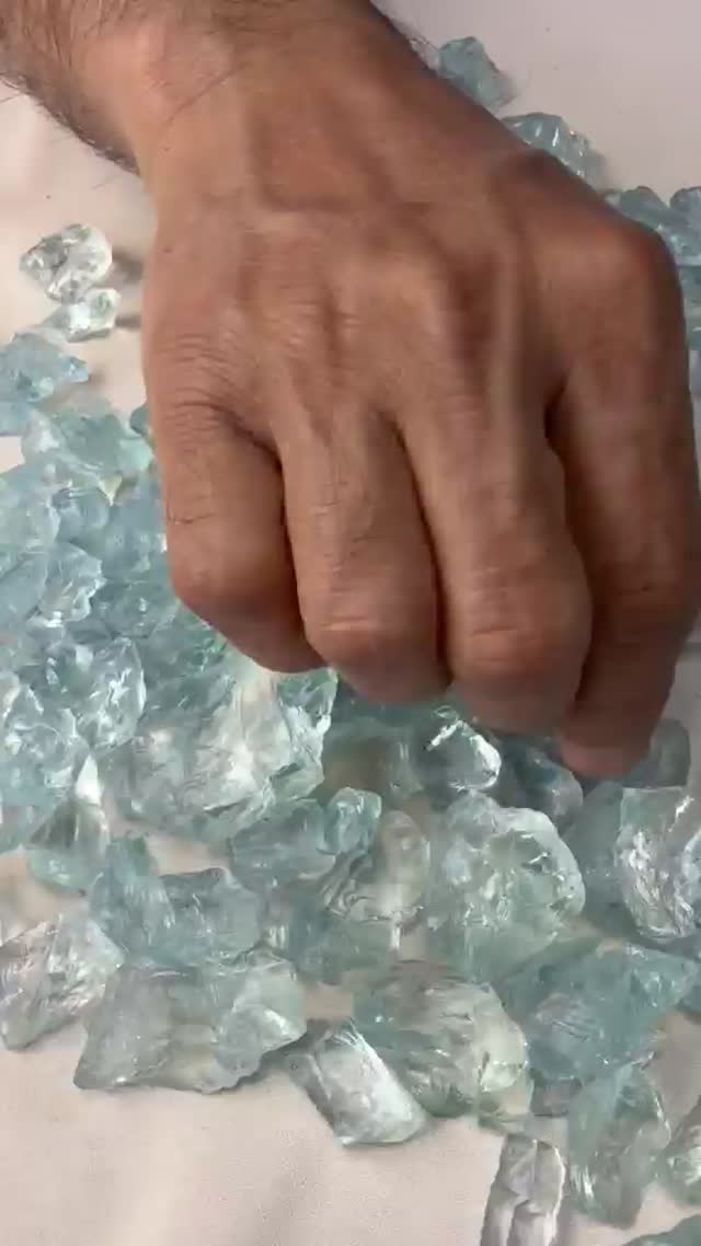 Video: sorting rough aquamarine by hand